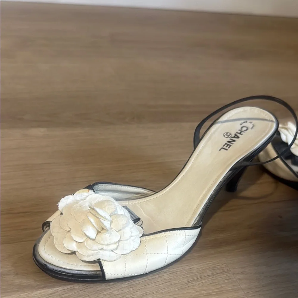 CHANEL Black and Cream Heels with Floral Accent - Picture 6 of 6